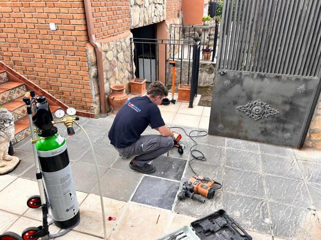 En la imagen se ve un tecnico especializado en localizacion de fugas de la empresa todofugaslocalizaciones