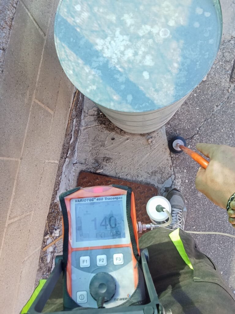 En la imagen se ve un operario de todofugaslocalizaciones utilizando equipo de ultima generacion para encontrar una fuga en una instalacion industrial sin romper