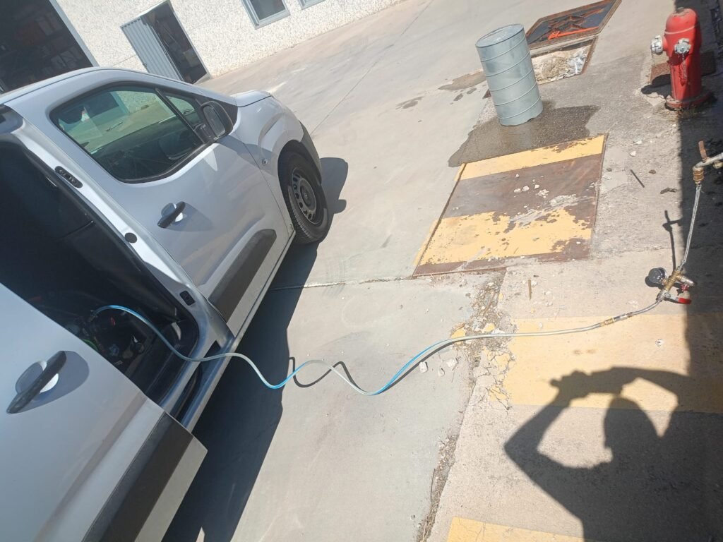 En la image se ve el preceso del gas trazador para localizar una fuga de agua en una instalacion industrial en pinto